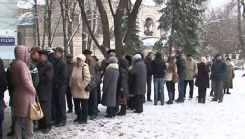În Republica Moldova, alegătorii stau la coadă să voteze