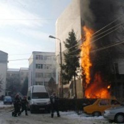 Şapte canistre cu benzină au explodat în faţa locuinţei unui fost ministru grec 